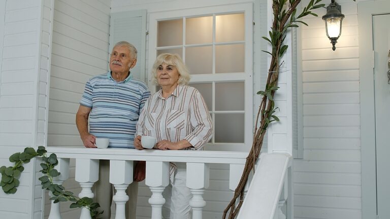 A couple has a conversation about the benefits of independent living at Kirby Pines