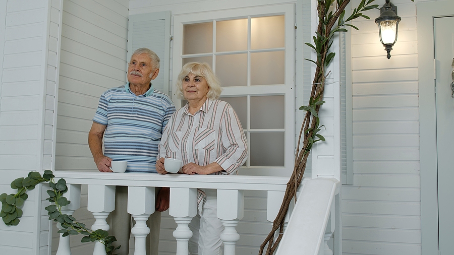 A couple has a conversation about the benefits of independent living at Kirby Pines